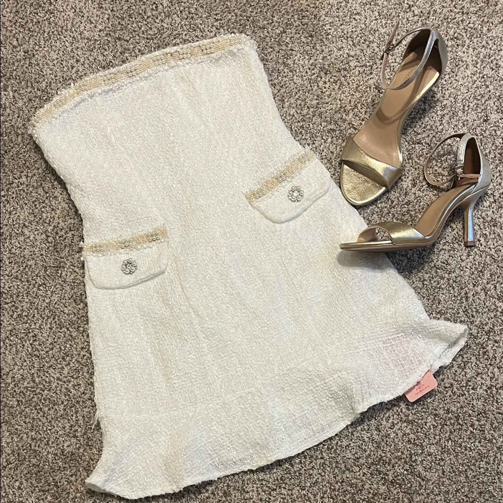 Elegant White Tweed Strapless Mini Skirt with Decorative Pockets